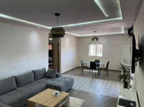 Gorgeous newly renovated apt- Near Restaurant and Shopping Center